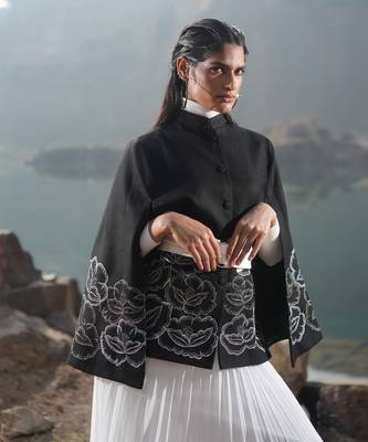 Black & White Zari Cape 2