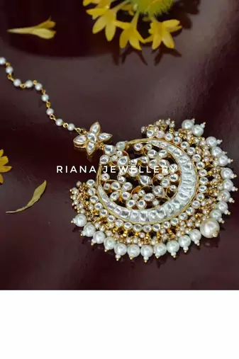 Jadtar Stone Maangitkka With Pearls