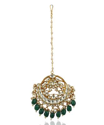 Tikka Studded With White Jadtar Stones And Beaded With Emerald Drops 2