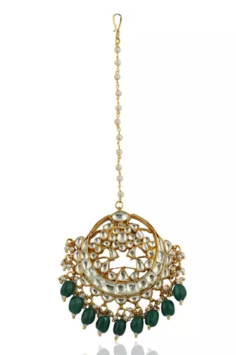 Tikka Studded With White Jadtar Stones And Beaded With Emerald Drops