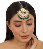 Tikka Studded With White Jadtar Stones And Beaded With Emerald Drops