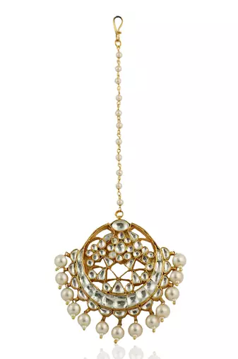 Tikka Studded With White Jadtar Stones And Beaded With Pearls
