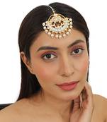 Tikka Studded With White Jadtar Stones And Beaded With Pearls