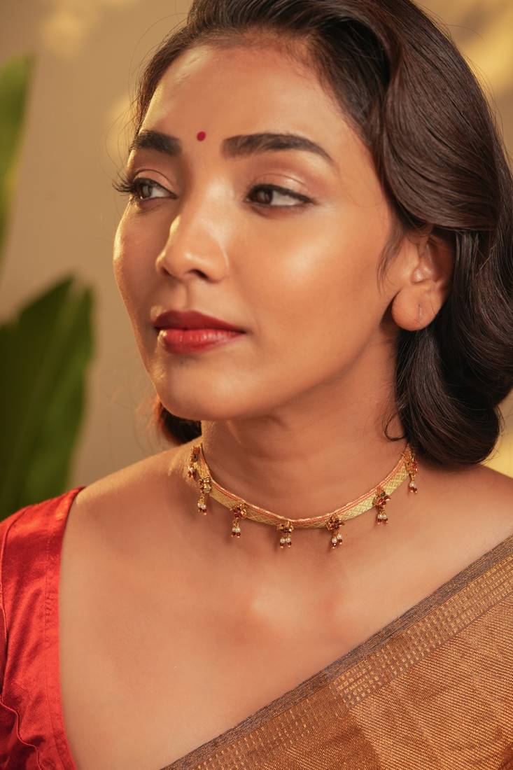 Gold Tone Temple Necklace Set- Broacde pearl choker-off white