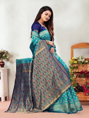 Dark Green Woven Banarasi silk blend Saree With Blouse 3