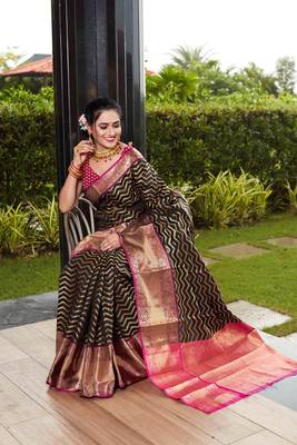 Black hand woven Banarasi silk blend saree with blouse 2