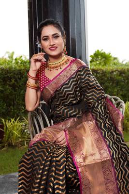 Black hand woven Banarasi silk blend saree with blouse 3