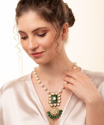 White Pearly Necklace With Agate & Polki 1