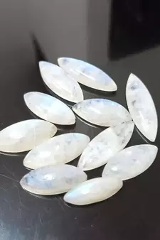 Natural Rainbow Moonstone at Wholesale Rate 4.25 Ratti 3.86 Carat Marquise Shape चंद्रकांत Loose Gemstone Ratan 1 Pcs