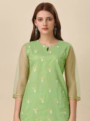 Women   s Foil Printed Kurti And Pant Set With Foil Printed Net Dupatta (Parrot) (MAK12FOIL) 4