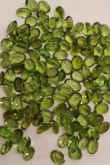 Natural Peridot at Wholesale Rate 2.25 Ratti 2.04 Carat Oval Shape मनी स्टोन Loose Gemstone Astrologers Jewellers 1 Pcs