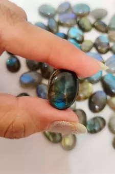 Natural Labradorite at Wholesale Rate 9.25 Ratti 8.36 Carat Oval Shape मोरपंखी Loose Gemstone Astrology Purpose 1 Pcs