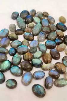 Natural Labradorite at Wholesale Rate 12.25 Ratti 11 Carat Oval Shape मोरपंखी Loose Gemstone Astrology Purpose 1 Pcs