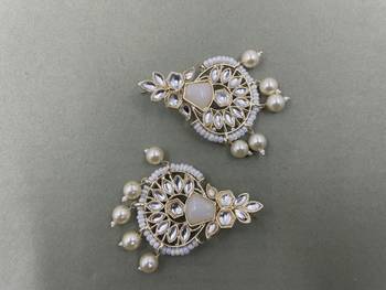 Gold Plated Stylish White Pearls Kundan Studded Jhumki Earrings 3
