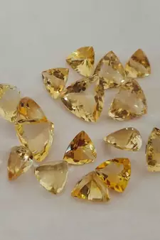 Natural Citrine at Wholesale Rate Fine Quality 5.25 Ratti 4.77 Carat Trillion Shape Sunela Loose Gemstone 1 Pcs