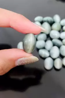 Natural Green Cats Eye at Wholesale Rate 4.25 Ratti 3.86 Carat Oval Shape Lehsuniya Loose Gemstone 1 Pcs