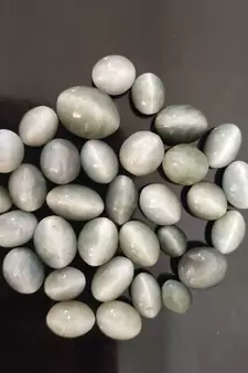 Natural Green Cats Eye at Wholesale Rate 9.25 Ratti 8.36 Carat Oval Shape Lehsuniya Loose Gemstone 1 Pcs