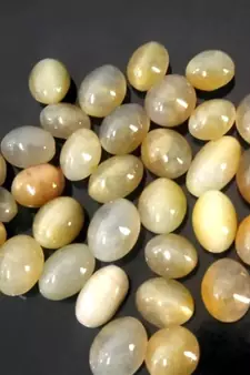 Natural Yellow Cats Eye at Wholesale Rate 9.25 Ratti 8.36 Carat Oval Shape Lehsuniya Loose Gemstone 1 Pcs