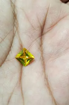 Yellow Cubic Zircon at Wholesale Rate Fine Quality 7.25 Ratti 6.89 Carat Square Shape Jarkan Loose Gemstone 1 Pcs