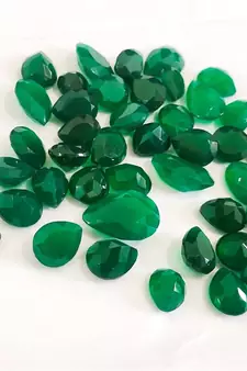 Natural Green Onyx at Wholesale Rate 3.25 Ratti 2.95 Carat Pear Shape Haqiq Loose Gemstone for Jewelry Making 1 Pcs