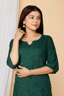 Womens Green Embroidered Straight Kurta