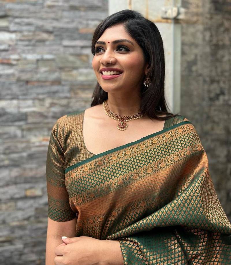 Green Woven Art Silk Saree With Blouse Piece