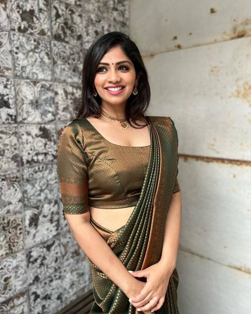 Green Woven Art Silk Saree With Blouse Piece