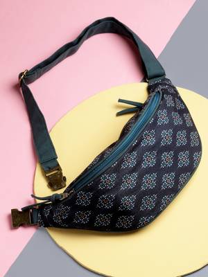 Black & Green Waist Pouch from Collection. Crafted with the .(LxHxW) : 37 x 15 x 10 cm 2