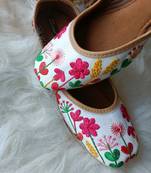 Desi Colour White Forest Embroidered women Ethnic Footwear/Punjabi Jutti