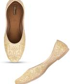 Desi Colour Gold  Embroidered women Ethnic Footwear/Punjabi Jutti