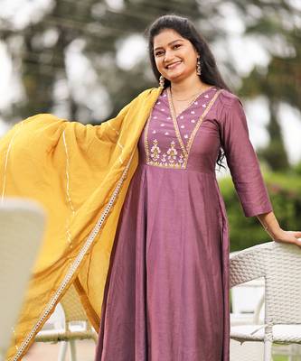 Saanj Embroidery Suit Set 2