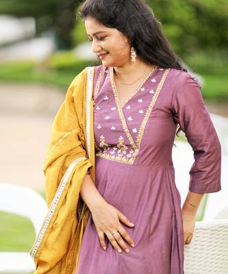 Saanj Embroidery Suit Set 4