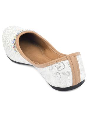Desi Colour Multi Embroidered women Ethnic Footwear/Punjabi Jutti 4