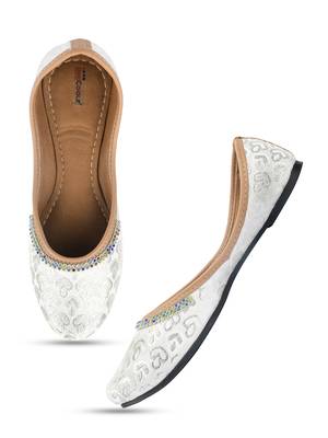 Desi Colour Multi Embroidered women Ethnic Footwear/Punjabi Jutti 2