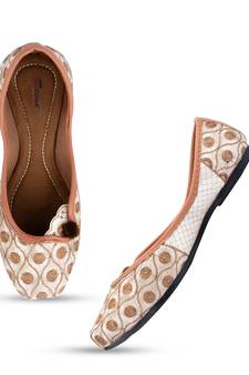 Desi Colour Embroidered women Ethnic Footwear/Punjabi Jutti