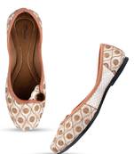 Desi Colour Embroidered women Ethnic Footwear/Punjabi Jutti