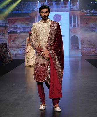 Ombre Sherwani In Beige And Maroon Matched With A Wine Stole 1