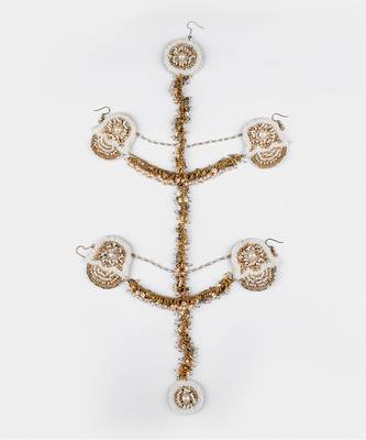 Pearl embellished hair accessory 2