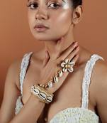 Shell studded haathphool