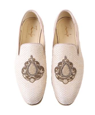 Beige ruhaan embroided mojris 1