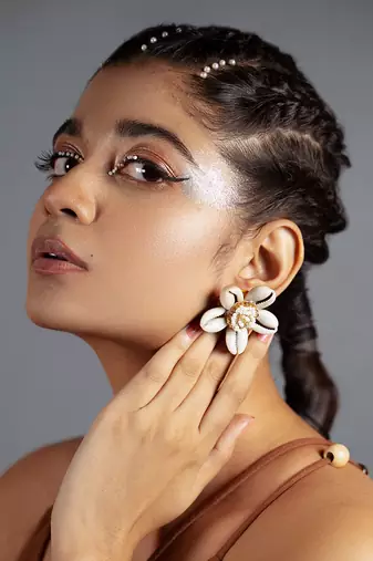 Shell floral earrings