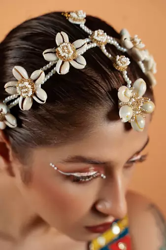 Shell studded sheeshpatti