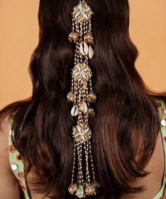 Pearl embellished hair accessory 1