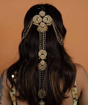 Pearl embellished hair accessory 1