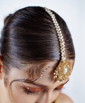 Shell embellished maangtikka 1