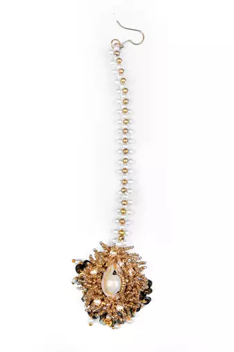 Shell embellished maangtikka