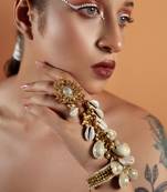 Shell studded haathphool