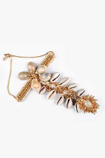Shell studded haathphool