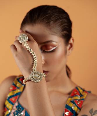 Shell studded haathphool 1