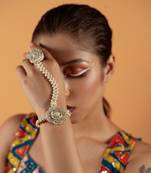 Shell studded haathphool